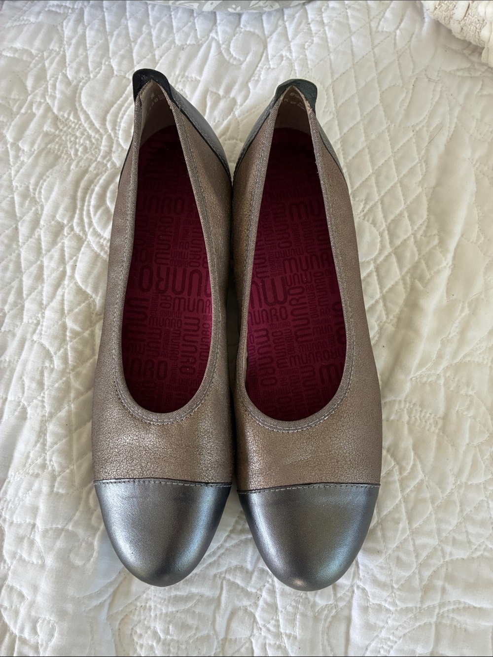Munro suede taupe women’s Ballet Flats with gray Cap Toe.  Size 10 N